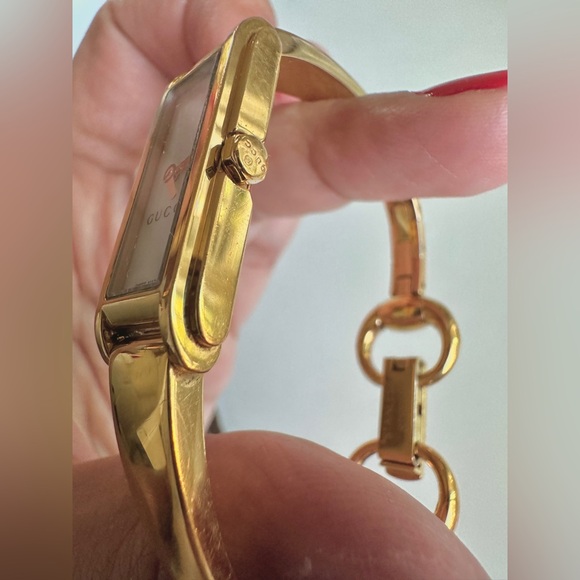 GUCCI WATCH 18K GOLD PLATED/ MOTHER OF PEARL HORSE BIT STYLE LINKS & TAG NO BOX - Picture 8 of 9